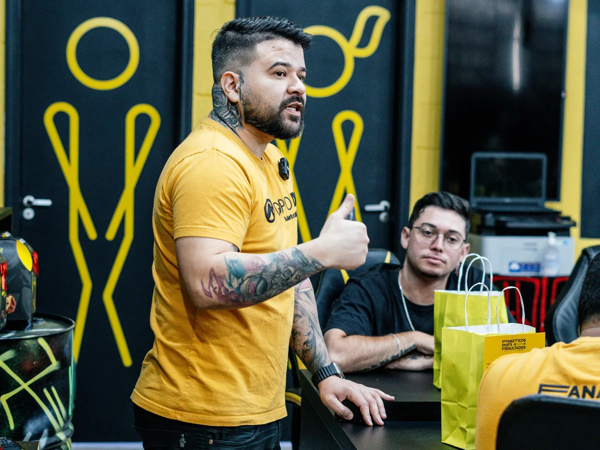 Felipe Jacoto conversando com um empresário à mesa de reunião