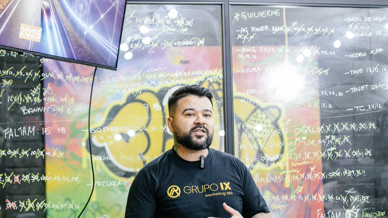 Felipe diante do quadro de metas do Grupo IX, coberto de anotações
